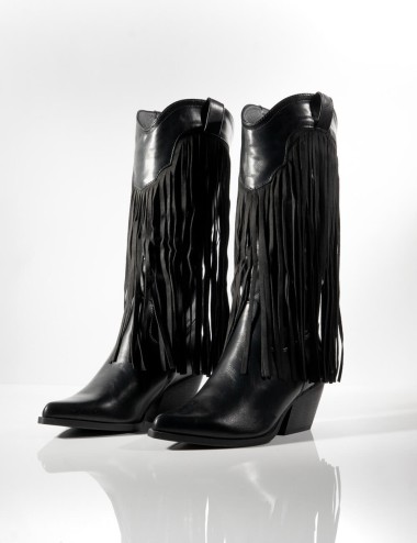 Cette image contient Botte Western avec Franges Latérales chez Joliesse. à 199,99 TND en Tunisie. L'hexa de l'arrière plan est #