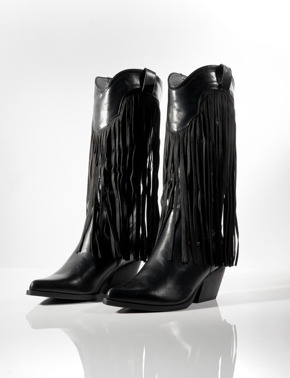 Cette image contient Botte Western avec Franges Latérales chez Joliesse. à 199,99 TND en Tunisie. L'hexa de l'arrière plan est #