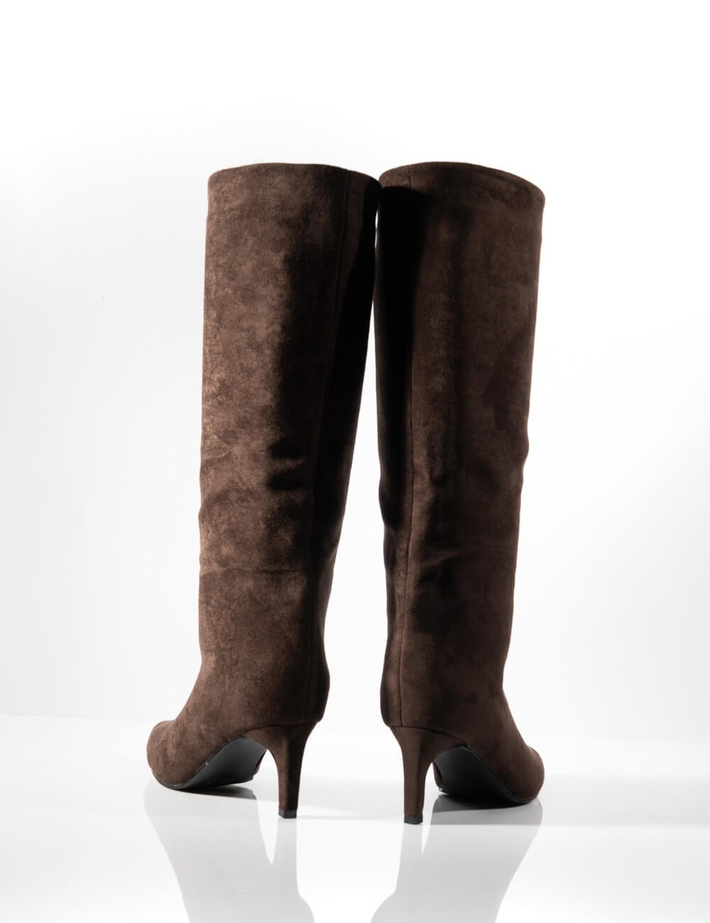 Cette image contient Botte Haute en Daim Marron à Talon chez Joliesse. à 189,99 TND en Tunisie. L'hexa de l'arrière plan est #E7