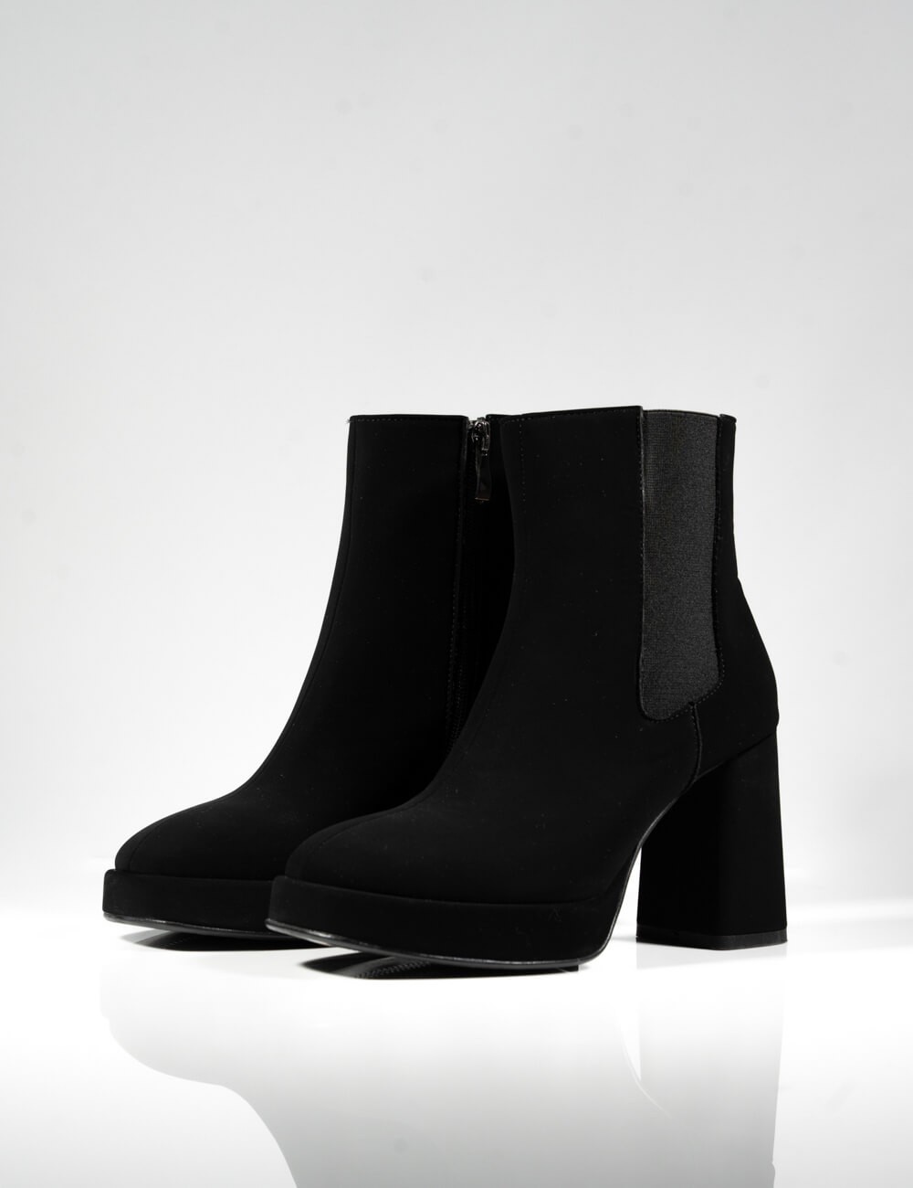 Cette image contient Bottines à Talons Carrés et Plateformes Noire chez Joliesse. à 149,99 TND en Tunisie. L'hexa de l'arrière p