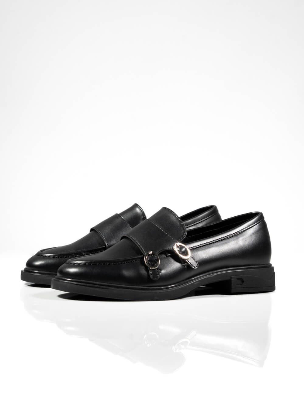 Cette image contient Derbies Noir à Double Boucles chez Joliesse. à 99,99 TND en Tunisie. L'hexa de l'arrière plan est #E7E7E7