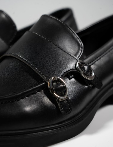 Cette image contient Derbies Noir à Double Boucles chez Joliesse. à 99,99 TND en Tunisie. L'hexa de l'arrière plan est #E7E7E7