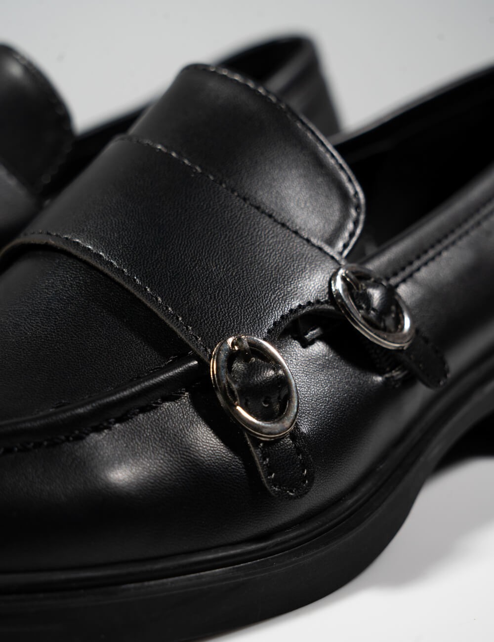 Cette image contient Derbies Noir à Double Boucles chez Joliesse. à 99,99 TND en Tunisie. L'hexa de l'arrière plan est #E7E7E7