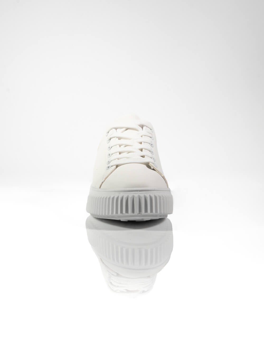 Cette image contient Baskets Cloudy à Semelle Crantée chez Joliesse. à 89,99 TND en Tunisie. L'hexa de l'arrière plan est #E7E7E