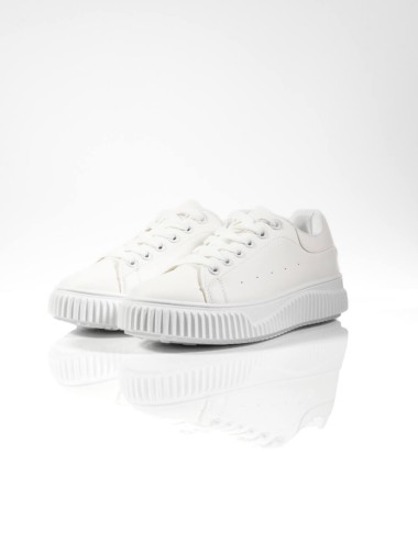 Cette image contient Baskets Cloudy à Semelle Crantée chez Joliesse. à 89,99 TND en Tunisie. L'hexa de l'arrière plan est #E7E7E