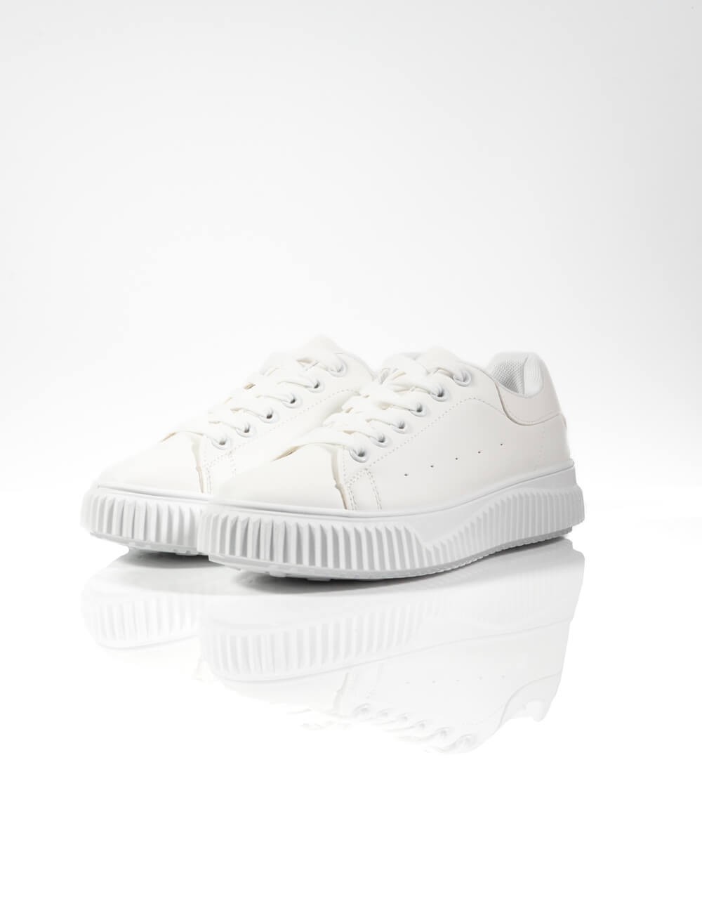 Cette image contient Baskets Cloudy à Semelle Crantée chez Joliesse. à 89,99 TND en Tunisie. L'hexa de l'arrière plan est #E7E7E