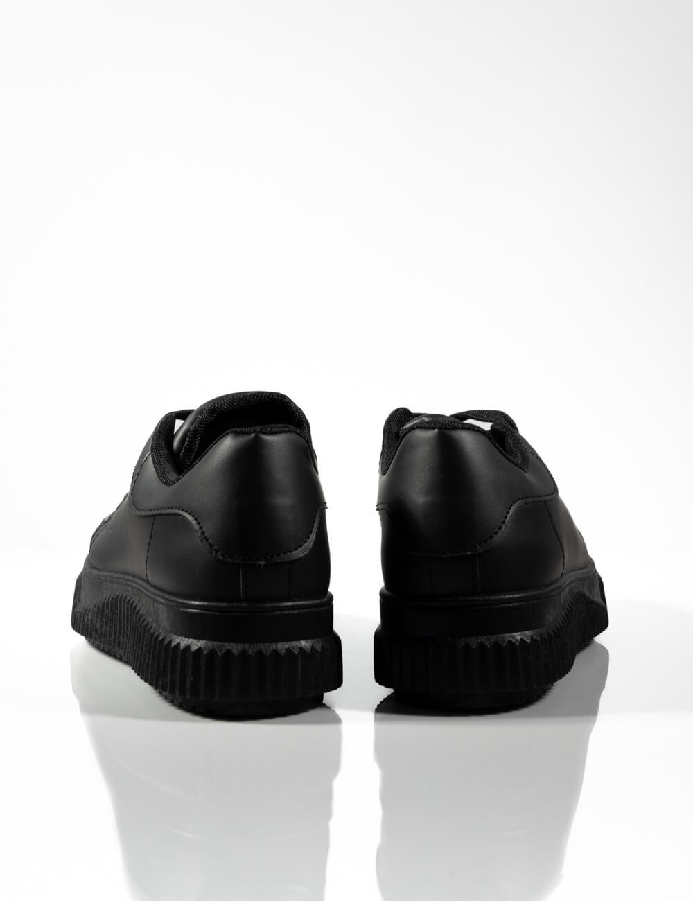 Cette image contient Baskets Cloudy à Semelle Crantée chez Joliesse. à 89,99 TND en Tunisie. L'hexa de l'arrière plan est #E7E7E