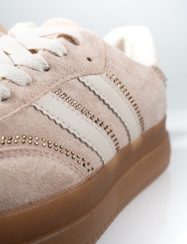 Cette image contient Basket Plateforme en Daim chez Joliesse. à 84,99 TND en Tunisie. L'hexa de l'arrière plan est #E7E7E7