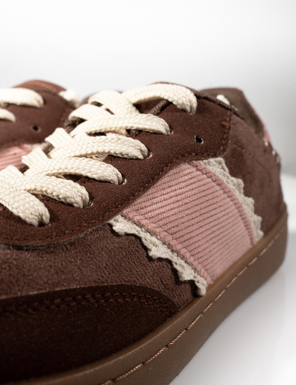 Cette image contient Baskets Fantaisie avec Détails Dentelle chez Joliesse. à 89,99 TND en Tunisie. L'hexa de l'arrière plan est