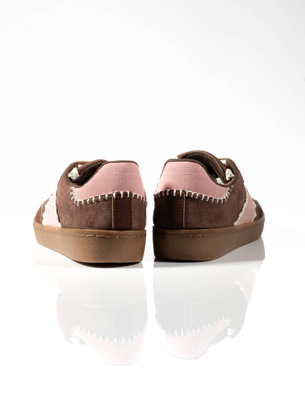 Cette image contient Baskets Fantaisie avec Détails Dentelle chez Joliesse. à 89,99 TND en Tunisie. L'hexa de l'arrière plan est