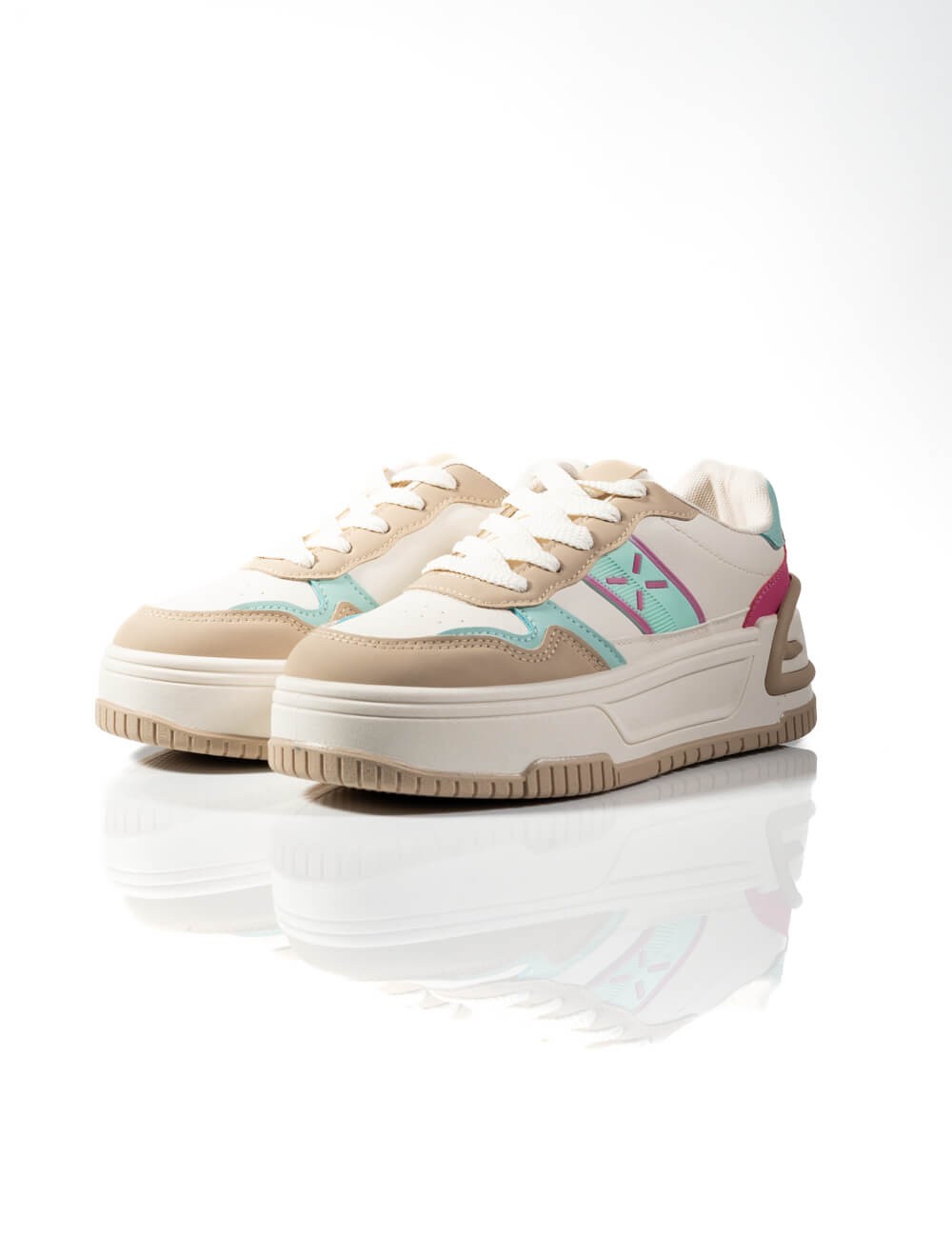 Cette image contient Baskets Plateforme Pastel Mix chez Joliesse. à 89,99 TND en Tunisie. L'hexa de l'arrière plan est #E7E7E7