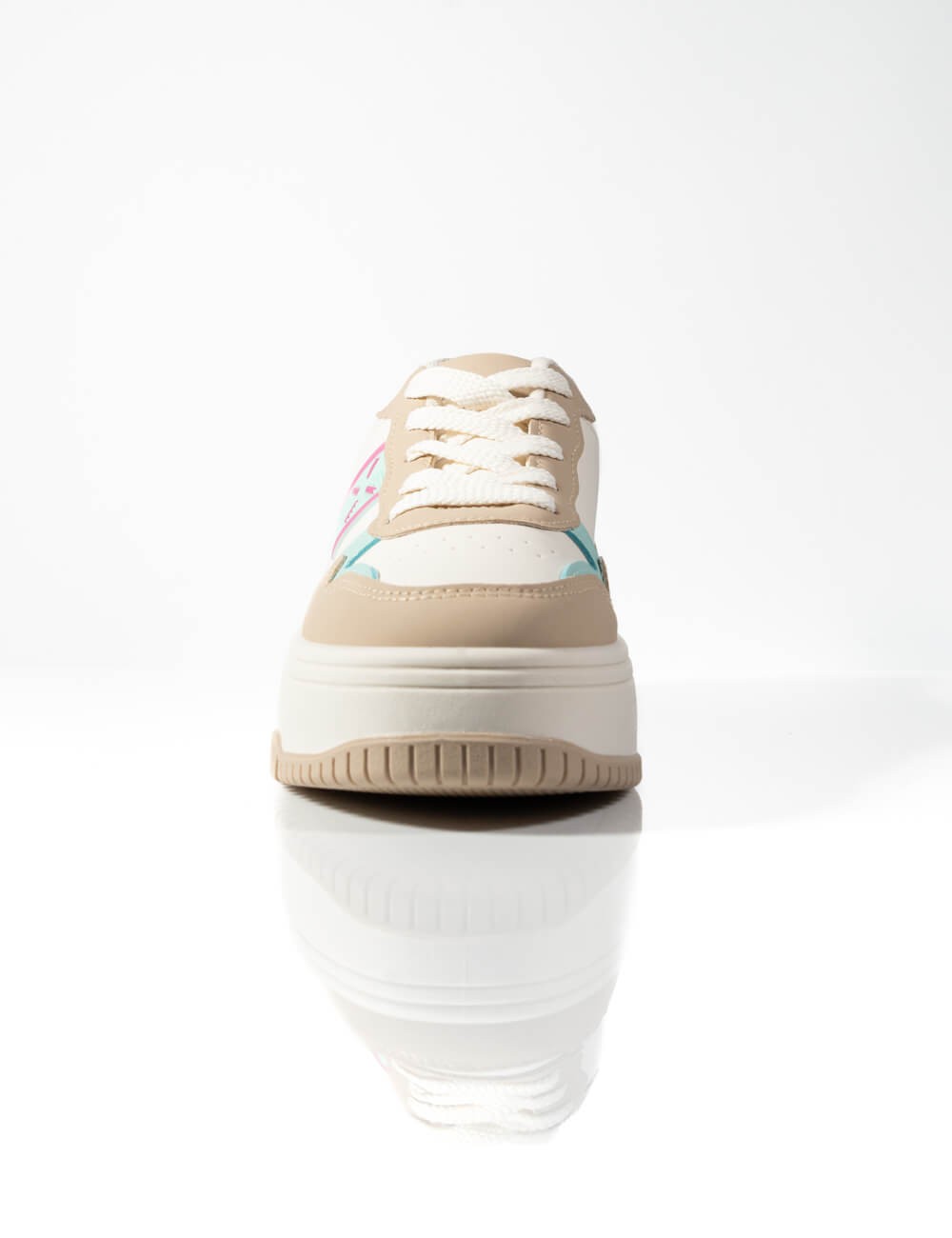 Cette image contient Baskets Plateforme Pastel Mix chez Joliesse. à 89,99 TND en Tunisie. L'hexa de l'arrière plan est #E7E7E7