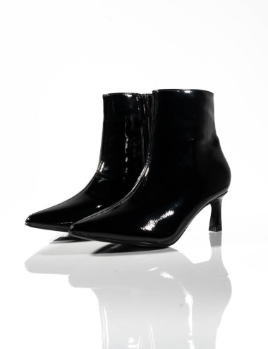 Cette image contient Bottines Verni à Petit Talon chez Joliesse. à 79,99 TND en Tunisie. L'hexa de l'arrière plan est #E7E7E7