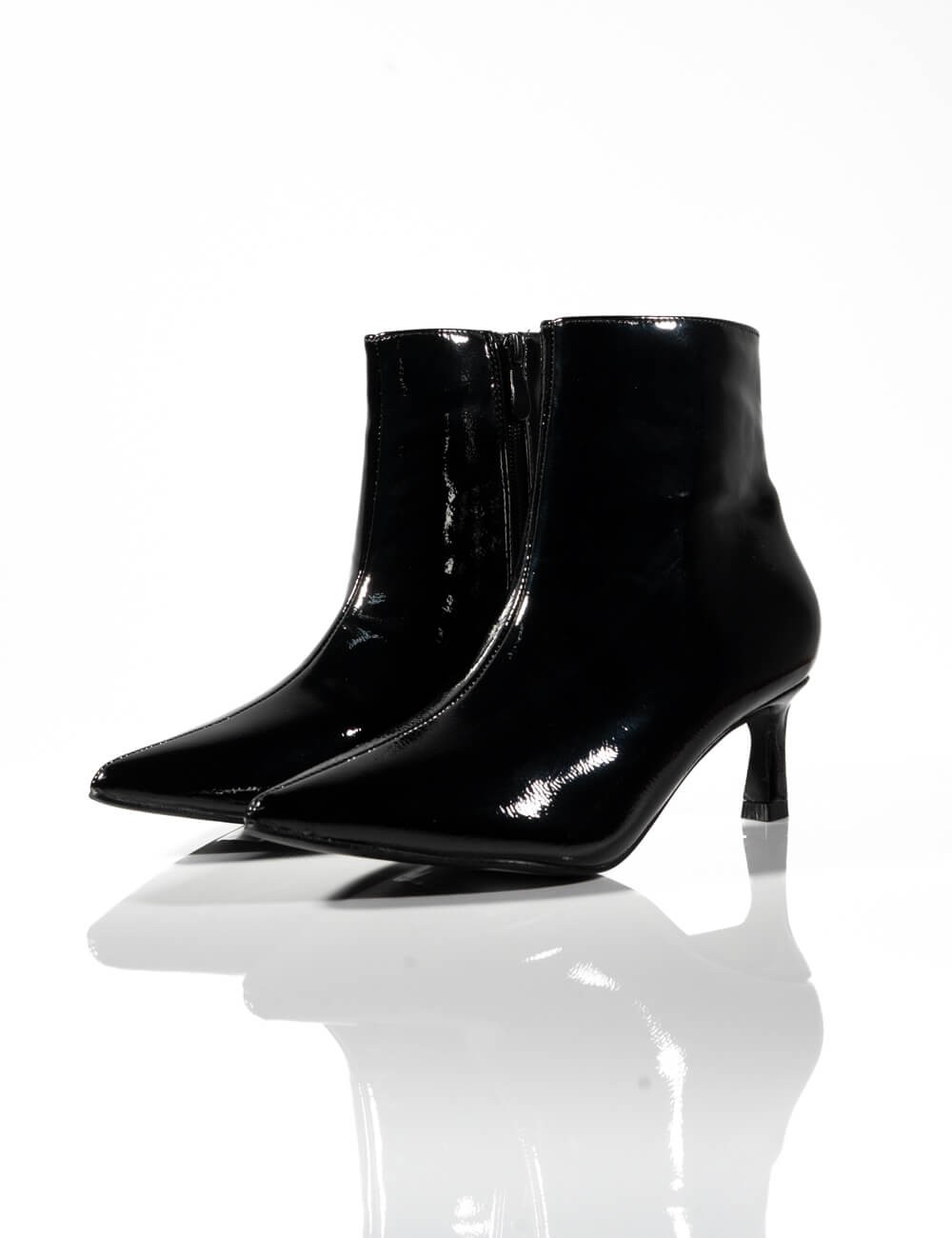 Cette image contient Bottines Verni à Petit Talon chez Joliesse. à 79,99 TND en Tunisie. L'hexa de l'arrière plan est #E7E7E7