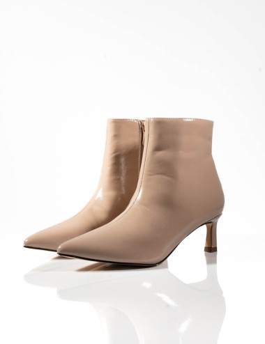 Cette image contient Bottines Verni à Petit Talon chez Joliesse. à 79,99 TND en Tunisie. L'hexa de l'arrière plan est #E7E7E7