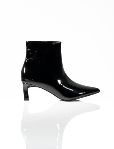 Cette image contient Bottines Verni à Petit Talon chez Joliesse. à 79,99 TND en Tunisie. L'hexa de l'arrière plan est #E7E7E7