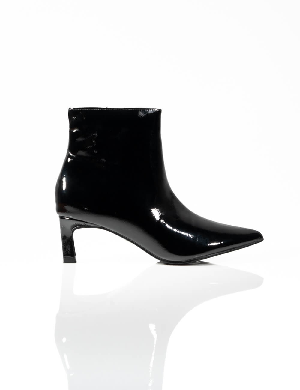 Cette image contient Bottines Verni à Petit Talon chez Joliesse. à 79,99 TND en Tunisie. L'hexa de l'arrière plan est #E7E7E7