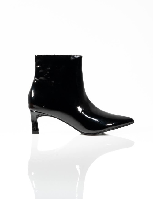 Cette image contient Bottines Verni à Petit Talon chez Joliesse. à 79,99 TND en Tunisie. L'hexa de l'arrière plan est #E7E7E7