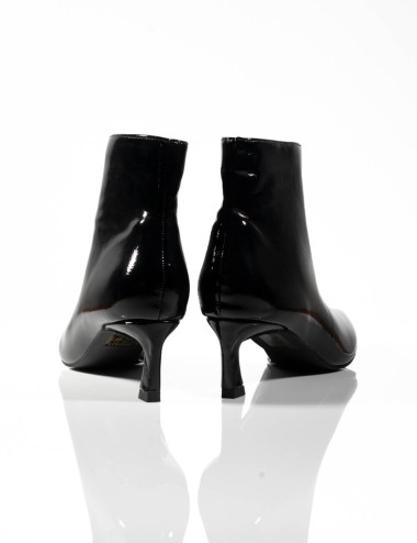 Cette image contient Bottines Verni à Petit Talon chez Joliesse. à 79,99 TND en Tunisie. L'hexa de l'arrière plan est #E7E7E7