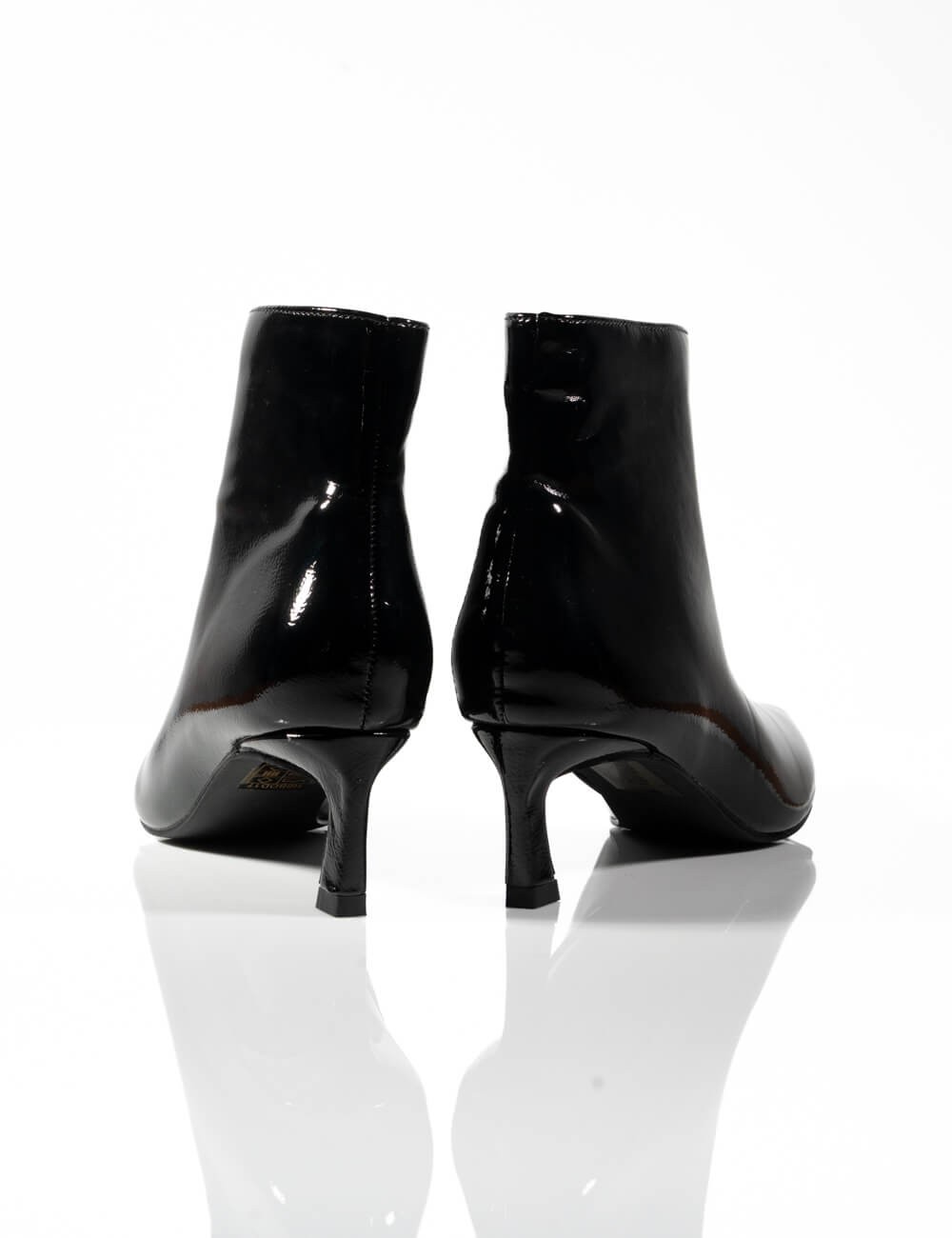 Cette image contient Bottines Verni à Petit Talon chez Joliesse. à 79,99 TND en Tunisie. L'hexa de l'arrière plan est #E7E7E7