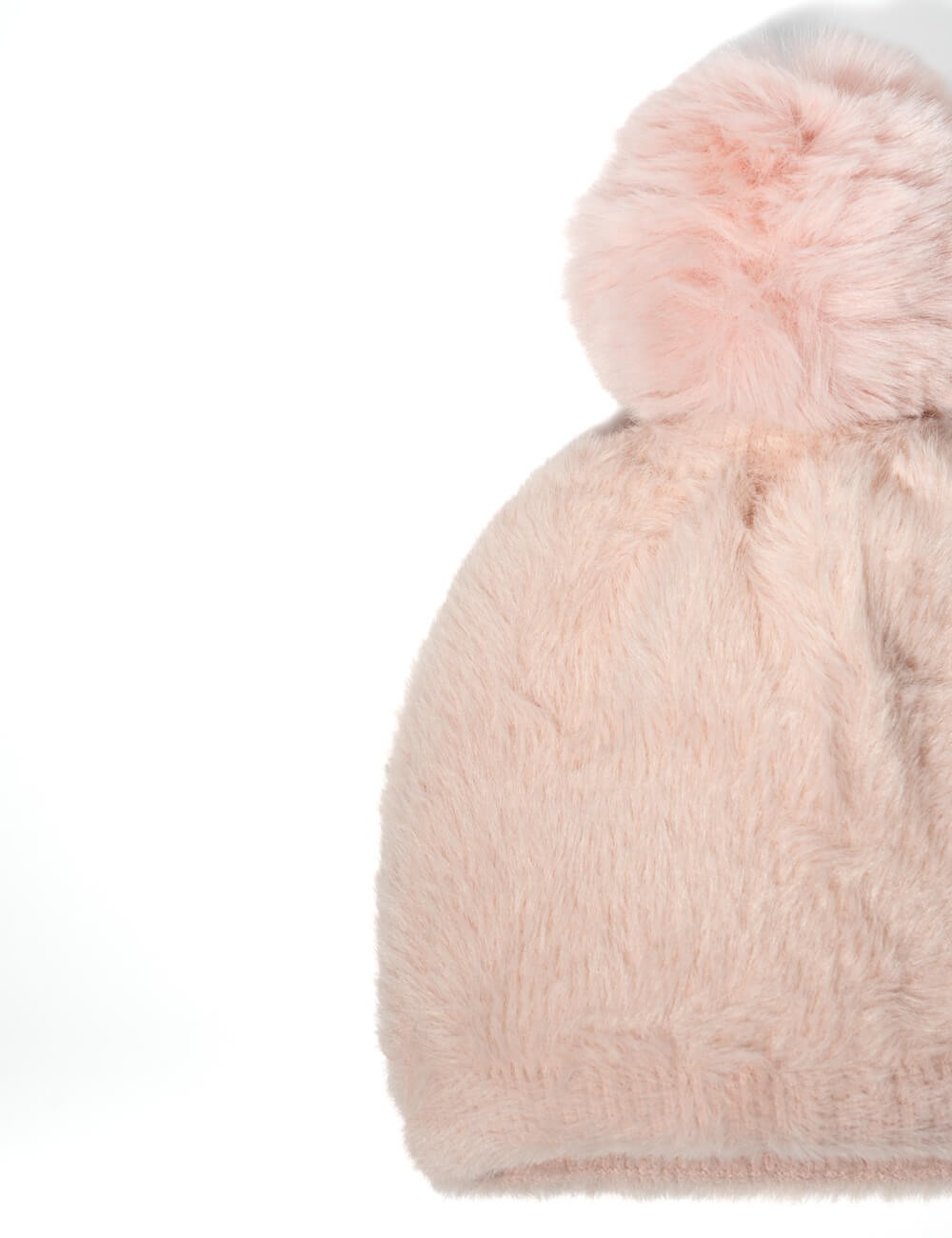 Cette image contient Bonnet Douillet en Maille Pelucheuse avec Pompon chez Joliesse. à 44,99 TND en Tunisie. L'hexa de l'arrière