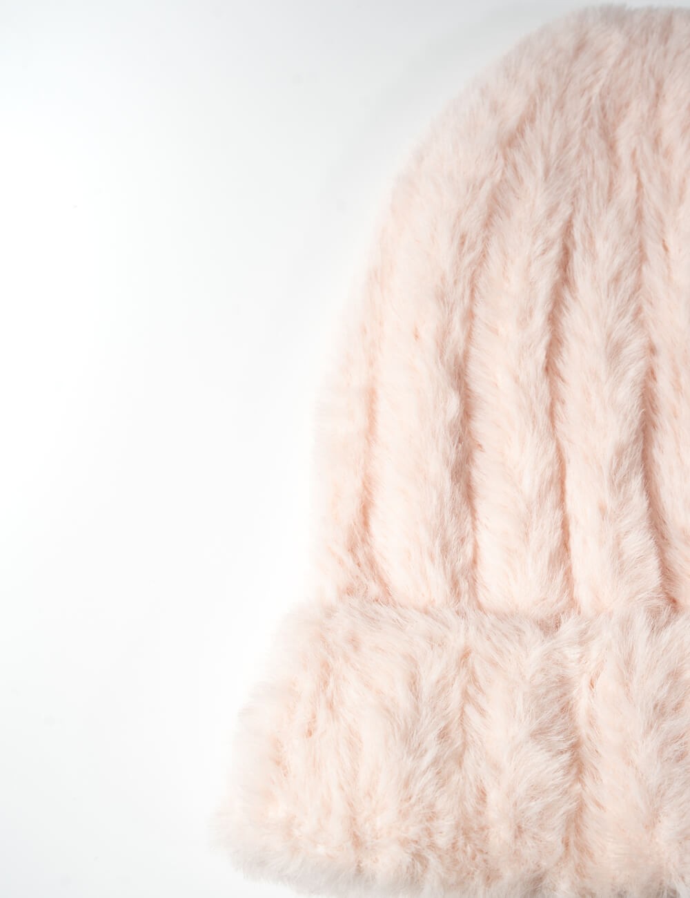 Cette image contient Bonnet en Maille Pelucheuse Rose Poudré chez Joliesse. à 39,99 TND en Tunisie. L'hexa de l'arrière plan est