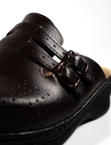 Cette image contient Sabot Confort à Doubles Boucles chez Joliesse. à 49,99 TND en Tunisie. L'hexa de l'arrière plan est #E7E7E7