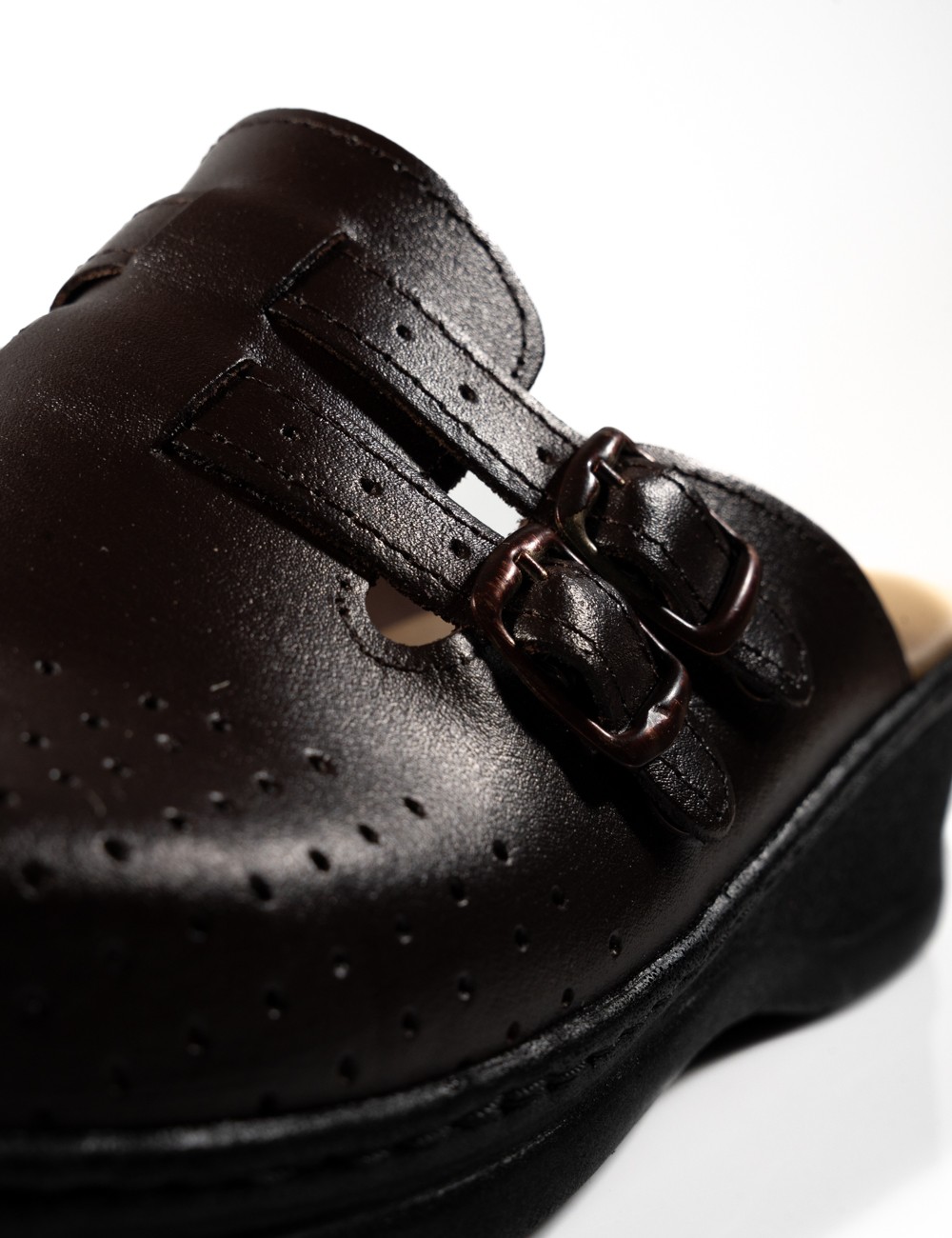 Cette image contient Sabot Confort à Doubles Boucles chez Joliesse. à 49,99 TND en Tunisie. L'hexa de l'arrière plan est #E7E7E7