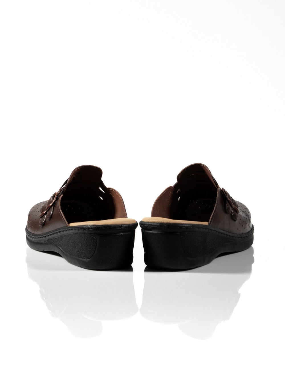 Cette image contient Sabot Confort à Doubles Boucles chez Joliesse. à 49,99 TND en Tunisie. L'hexa de l'arrière plan est #E7E7E7