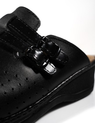 Cette image contient Sabot Confort à Doubles Boucles chez Joliesse. à 49,99 TND en Tunisie. L'hexa de l'arrière plan est #E7E7E7