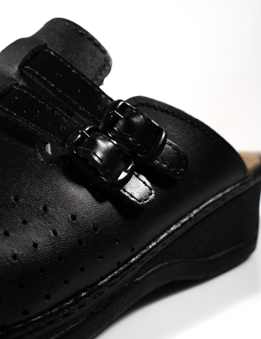 Cette image contient Sabot Confort à Doubles Boucles chez Joliesse. à 49,99 TND en Tunisie. L'hexa de l'arrière plan est #E7E7E7