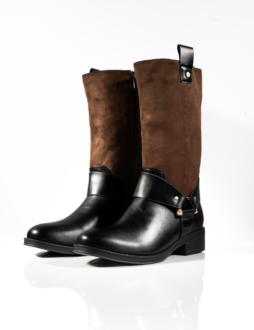 Cette image contient Bottes Cavalier Bimatière à Détails Dorés chez Joliesse. à 189,99 TND en Tunisie. L'hexa de l'arrière plan 