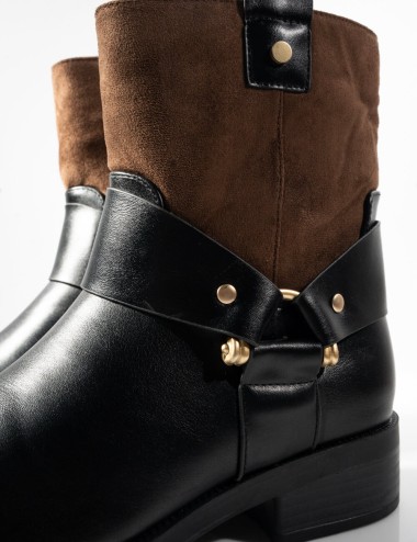 Cette image contient Bottines Bi-Matière Style Biker chez Joliesse. à 169,99 TND en Tunisie. L'hexa de l'arrière plan est #E7E7E