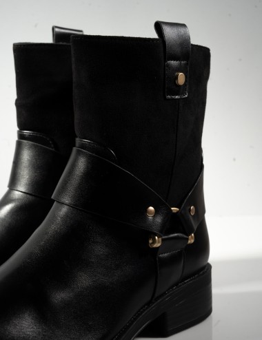 Cette image contient Bottines Bi-Matière Style Biker chez Joliesse. à 101,99 TND en Tunisie. L'hexa de l'arrière plan est #E7E7E