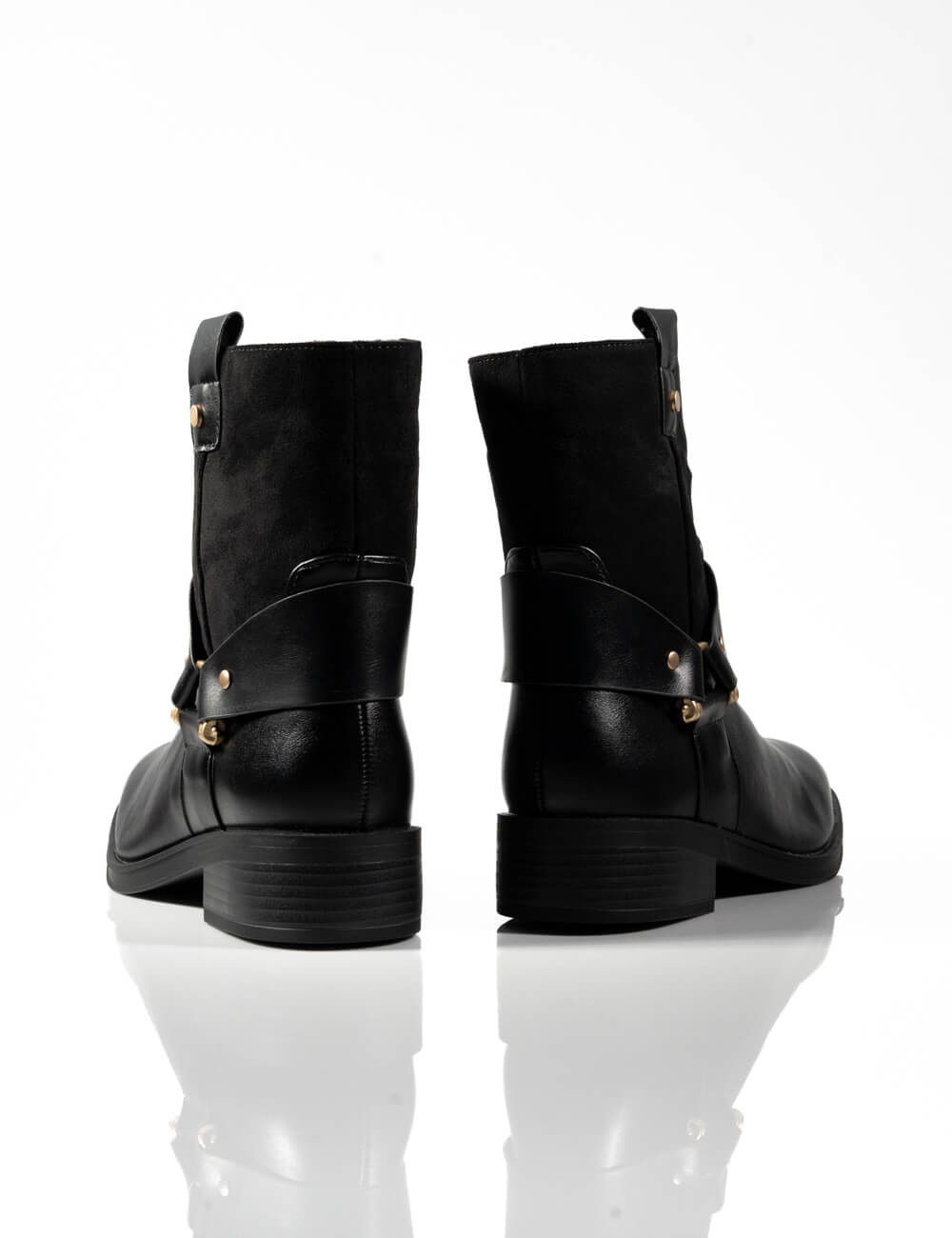 Cette image contient Bottines Bi-Matière Style Biker chez Joliesse. à 101,99 TND en Tunisie. L'hexa de l'arrière plan est #E7E7E