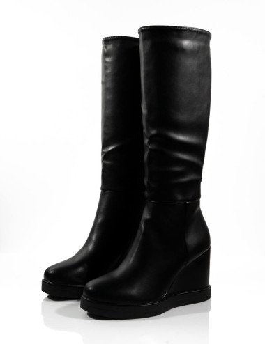 Cette image contient Bottes à Talon Compensé chez Joliesse. à 199,99 TND en Tunisie. L'hexa de l'arrière plan est #E7E7E7