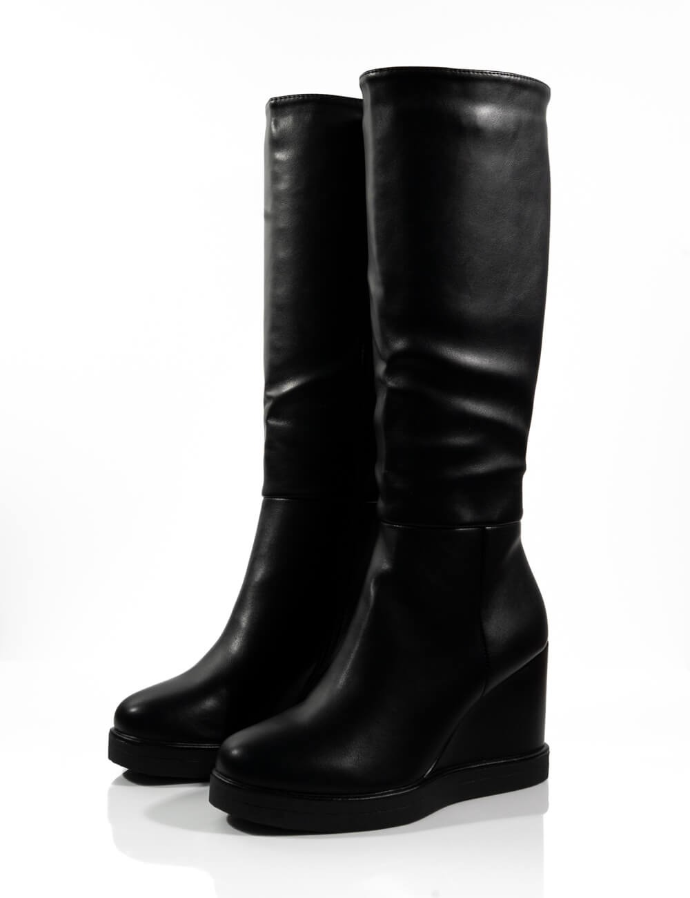 Cette image contient Bottes à Talon Compensé chez Joliesse. à 199,99 TND en Tunisie. L'hexa de l'arrière plan est #E7E7E7