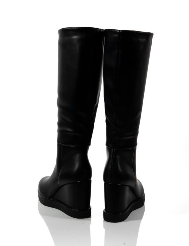 Cette image contient Bottes à Talon Compensé chez Joliesse. à 199,99 TND en Tunisie. L'hexa de l'arrière plan est #E7E7E7