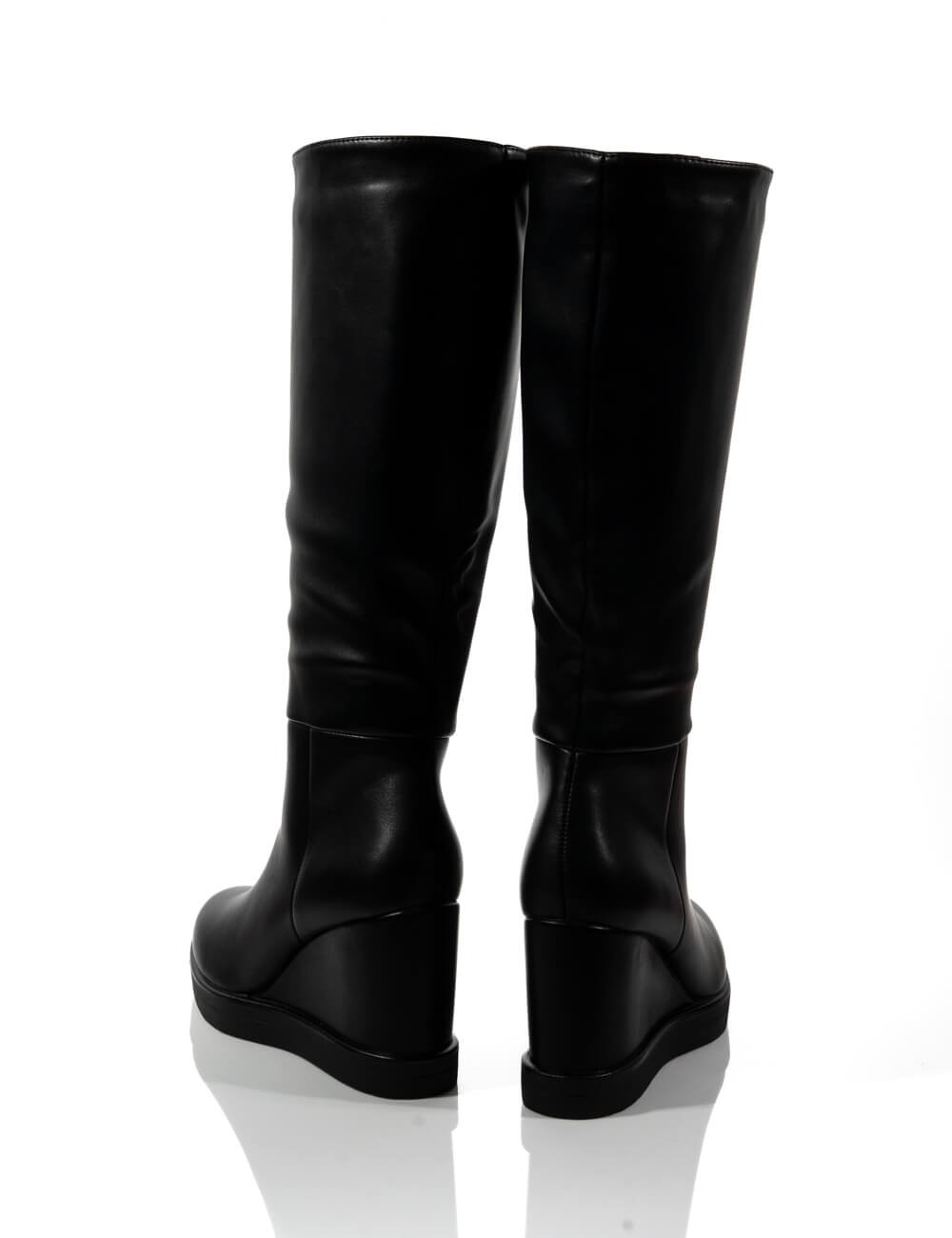 Cette image contient Bottes à Talon Compensé chez Joliesse. à 199,99 TND en Tunisie. L'hexa de l'arrière plan est #E7E7E7