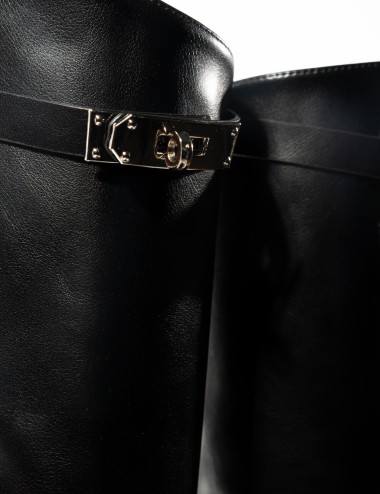 Cette image contient Bottes Cavalières avec Bride Bijou chez Joliesse. à 209,99 TND en Tunisie. L'hexa de l'arrière plan est #E7