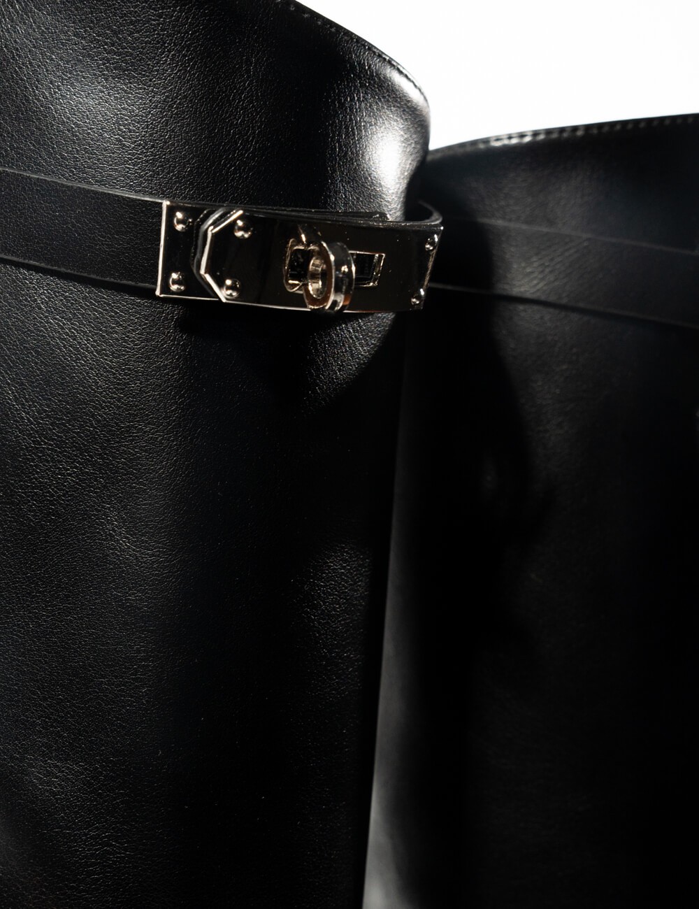 Cette image contient Bottes Cavalières avec Bride Bijou chez Joliesse. à 209,99 TND en Tunisie. L'hexa de l'arrière plan est #E7