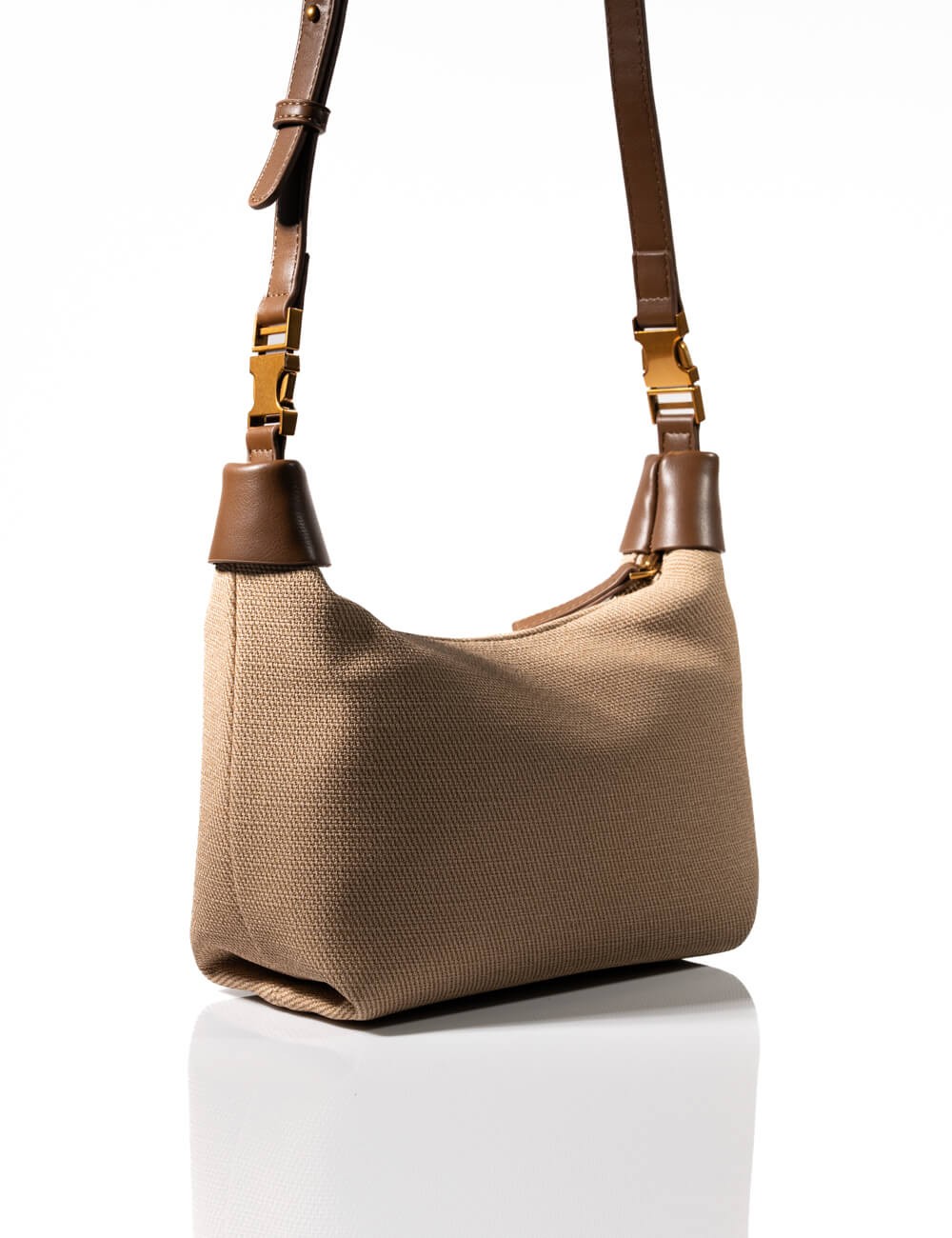 Cette image contient Sac à Main Cabas Rayures avec Chaîne Dorée chez Joliesse. à 139,99 TND en Tunisie. L'hexa de l'arrière plan