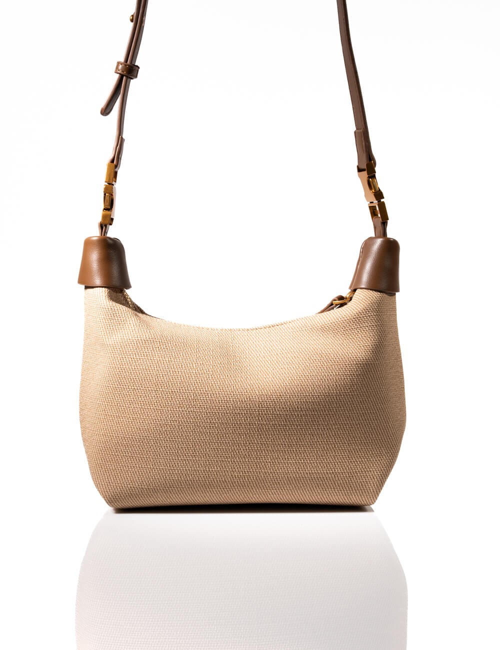 Cette image contient Sac à Main Cabas Rayures avec Chaîne Dorée chez Joliesse. à 139,99 TND en Tunisie. L'hexa de l'arrière plan