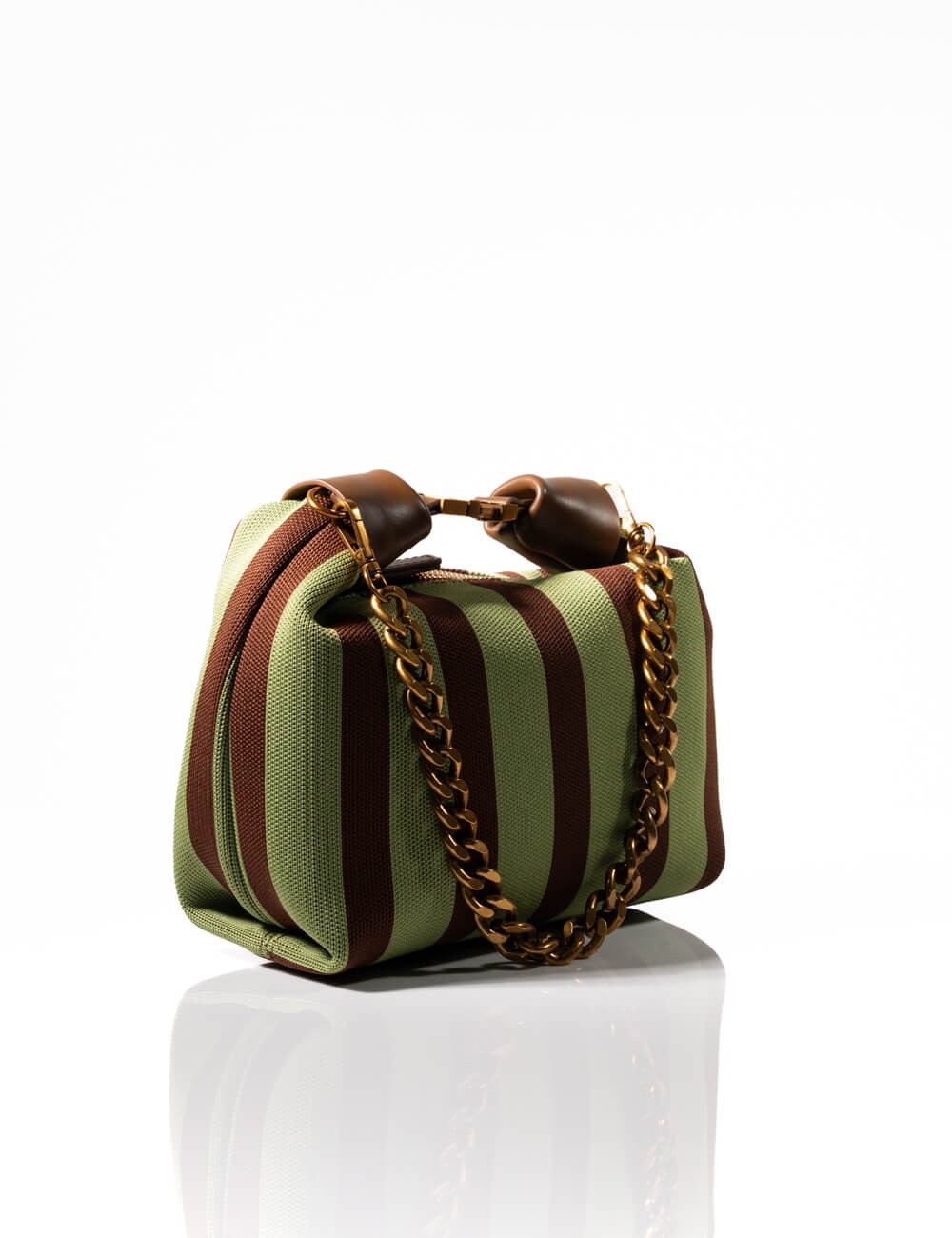 Cette image contient Sac à Main Cabas Rayures avec Chaîne Dorée chez Joliesse. à 139,99 TND en Tunisie. L'hexa de l'arrière plan