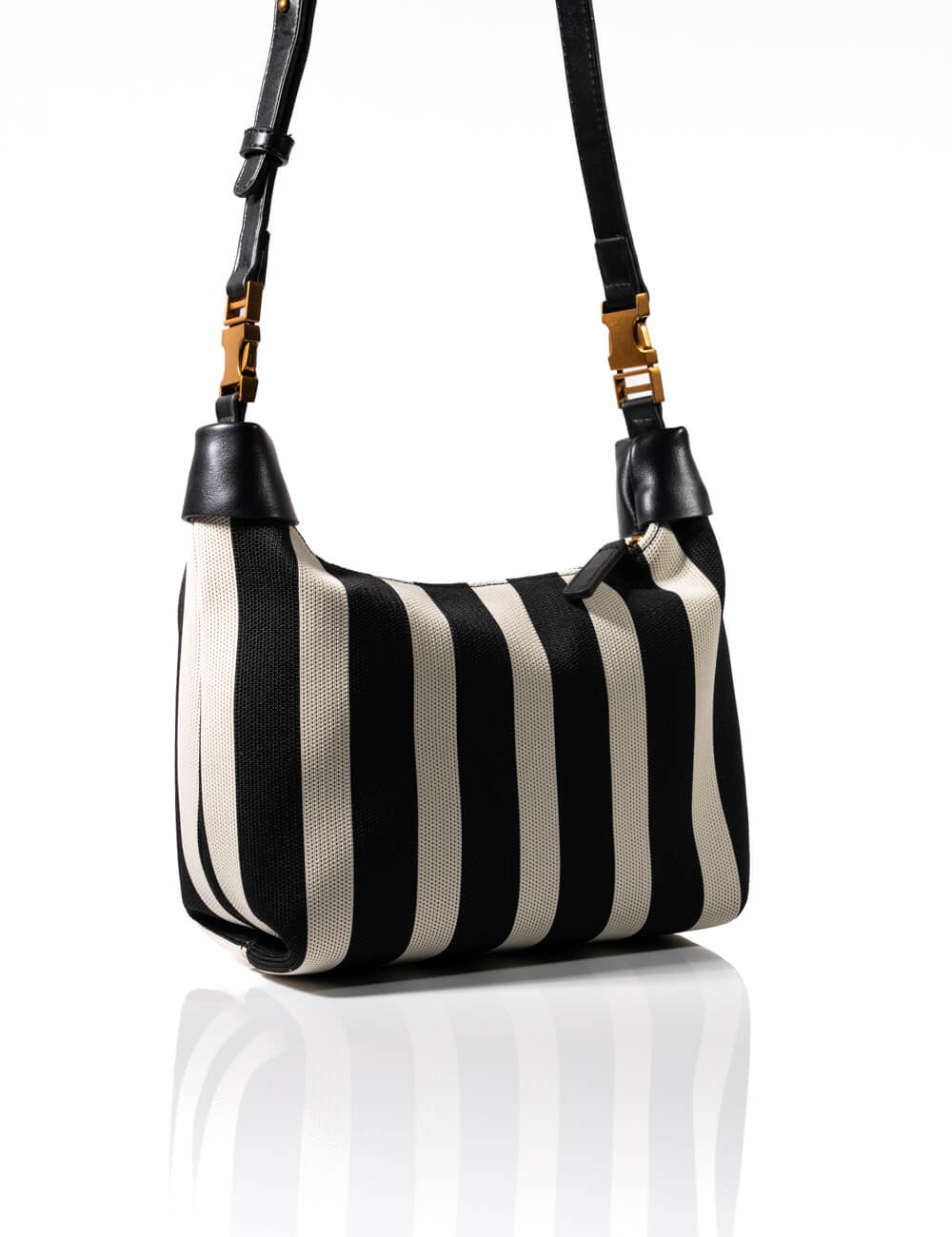 Cette image contient Sac à Main Cabas Rayures avec Chaîne Dorée chez Joliesse. à 139,99 TND en Tunisie. L'hexa de l'arrière plan