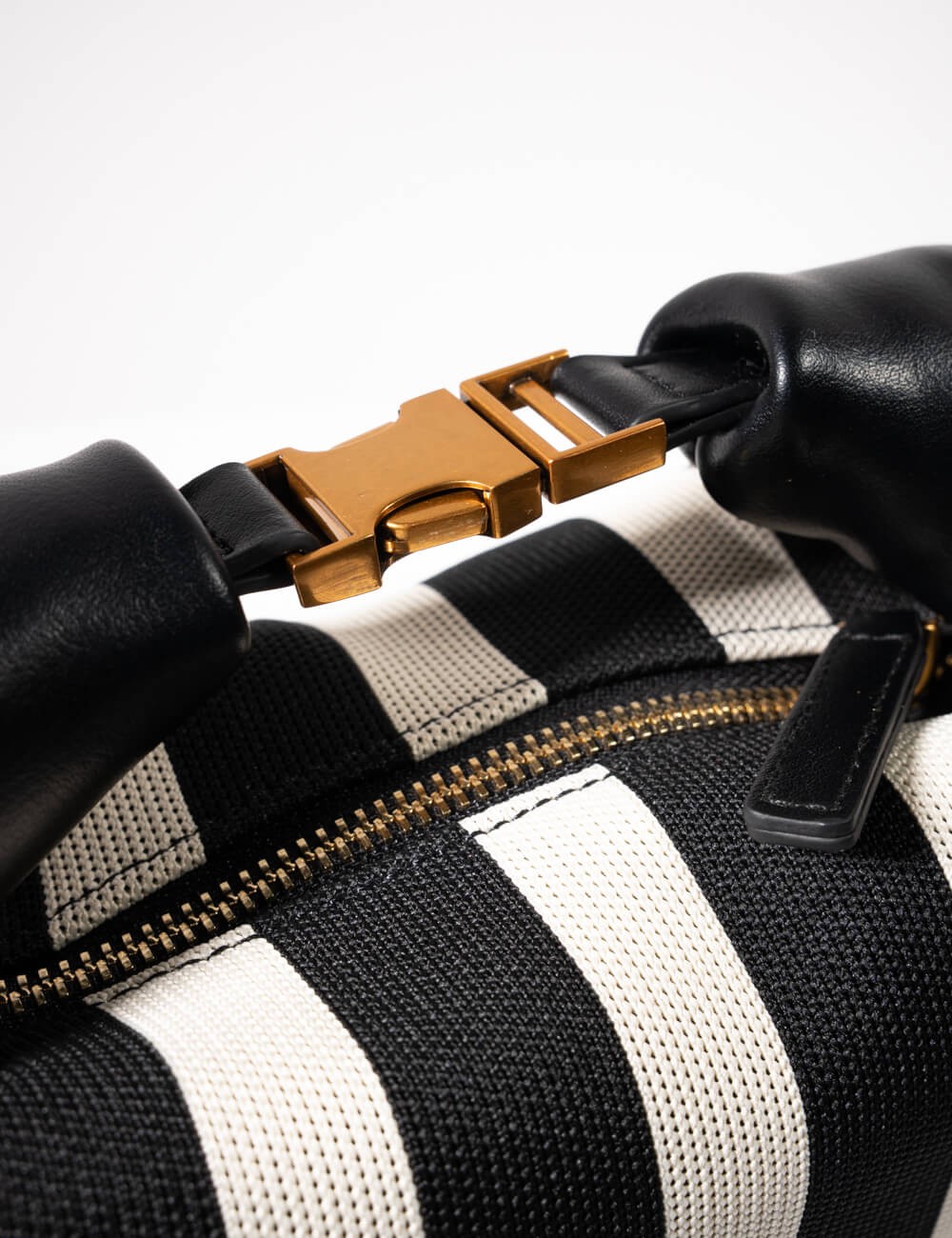 Cette image contient Sac à Main Cabas Rayures avec Chaîne Dorée chez Joliesse. à 139,99 TND en Tunisie. L'hexa de l'arrière plan