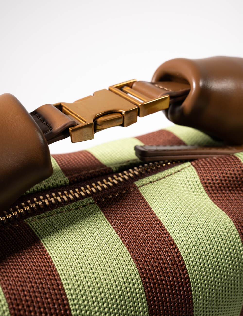 Cette image contient Sac à Main Cabas Rayures avec Chaîne Dorée chez Joliesse. à 139,99 TND en Tunisie. L'hexa de l'arrière plan