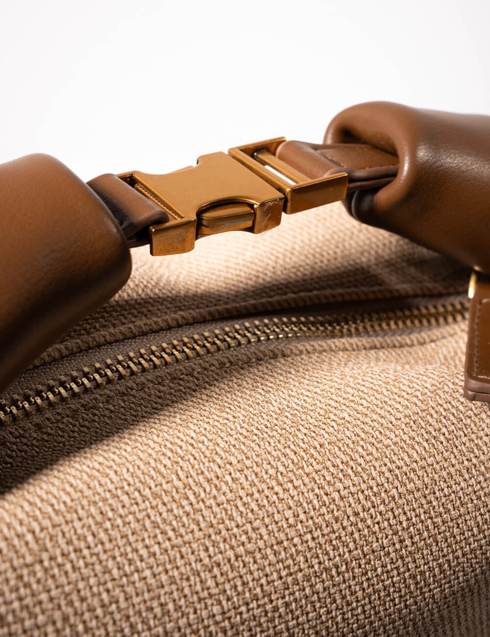 Cette image contient Sac à Main Cabas Rayures avec Chaîne Dorée chez Joliesse. à 139,99 TND en Tunisie. L'hexa de l'arrière plan