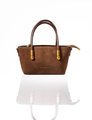 Cette image contient Sac à Main en Daim Marron avec Pompon chez Joliesse. à 129,99 TND en Tunisie. L'hexa de l'arrière plan est 