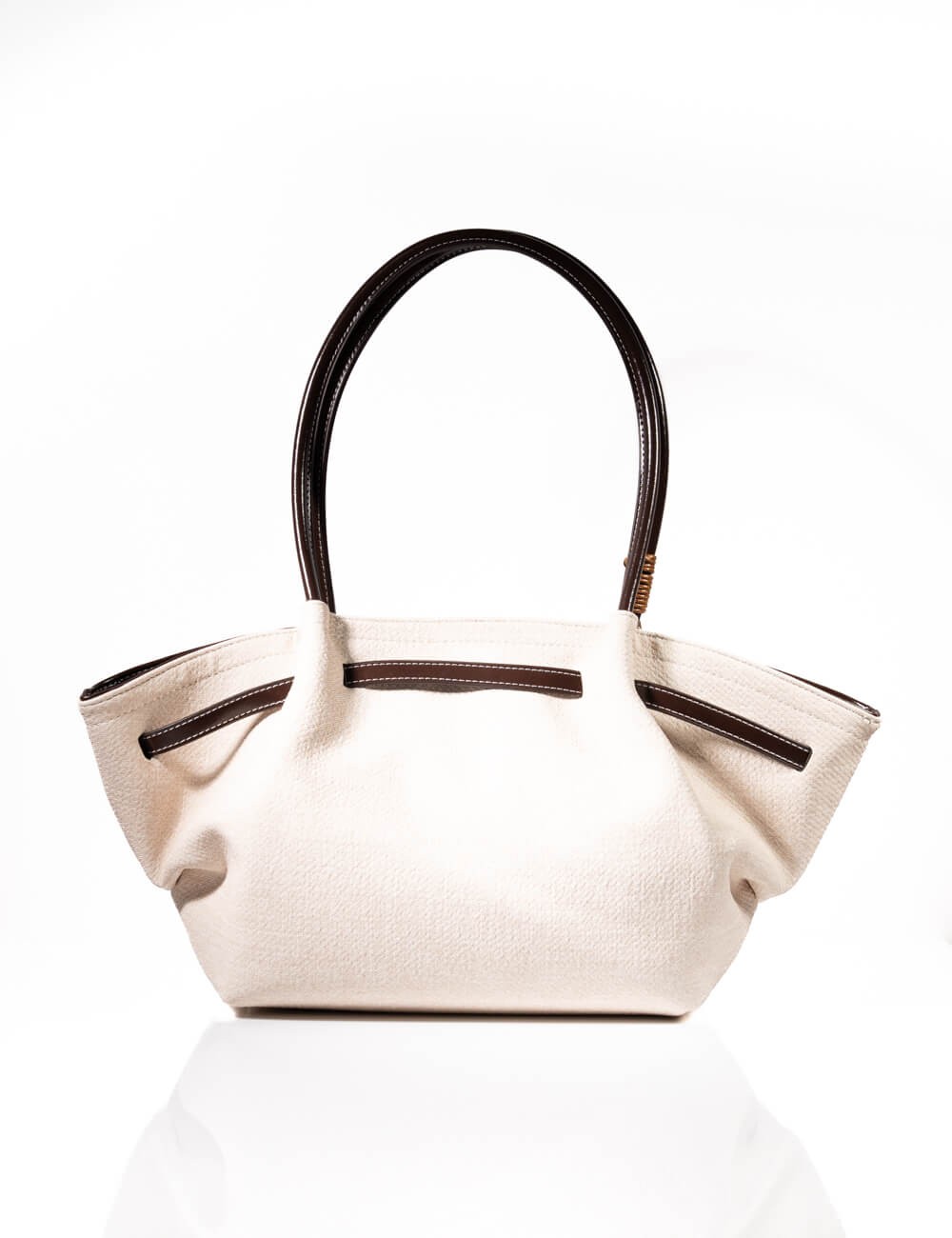 Cette image contient Sac Cabas en Toile et Cuir chez Joliesse. à 129,99 TND en Tunisie. L'hexa de l'arrière plan est #E7E7E7